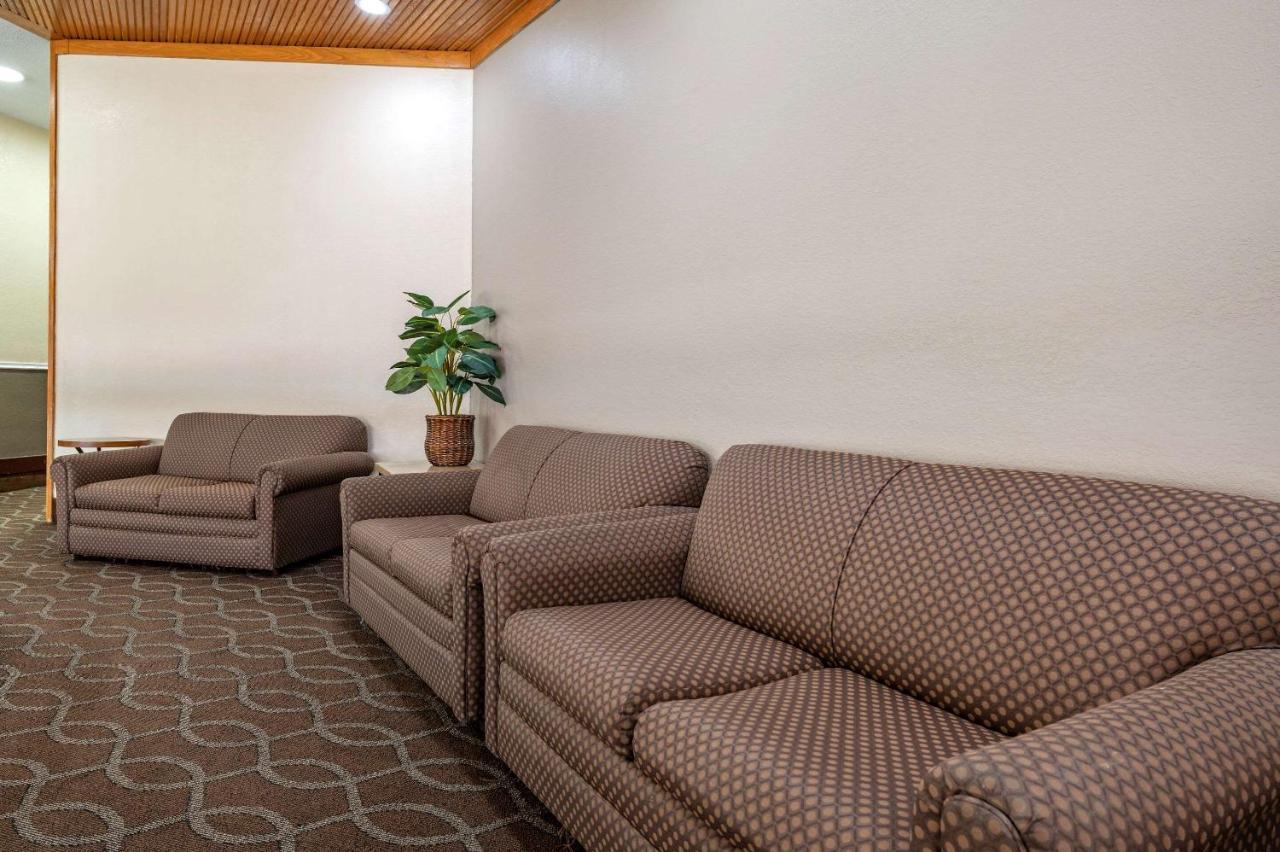 Econo Lodge *