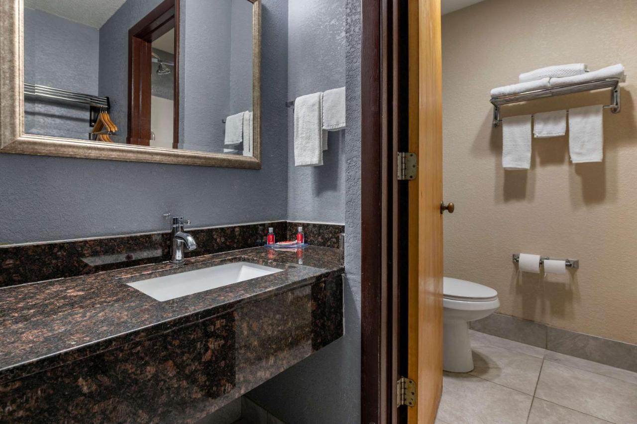 Lodge Econo Lafayette
