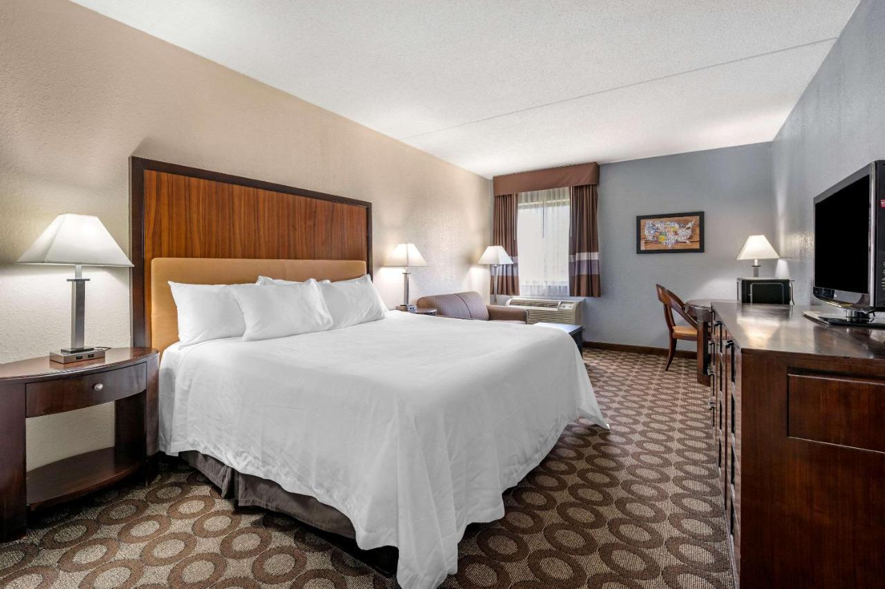 Lodge Econo Lafayette